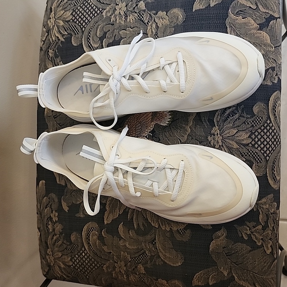 EUC off white Nike Airmax sneakers